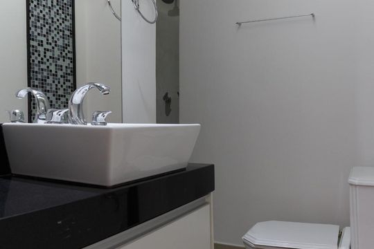 Venda de apartamento na Vila da Saúde com varanda e piscina no condomínio. — Banheiro 1