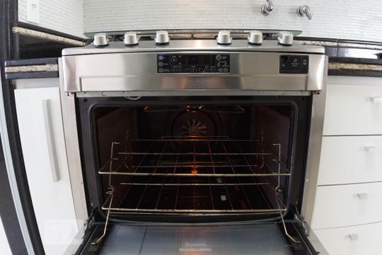 Venda de apartamento na Vila da Saúde com varanda e piscina no condomínio. — Detalhe cozinha