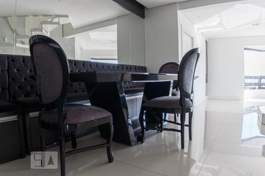 Venda de apartamento na Vila da Saúde com varanda e piscina no condomínio. — Sala