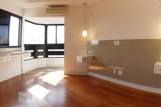 Venda de apartamento na Vila da Saúde com varanda e piscina no condomínio. — Suite