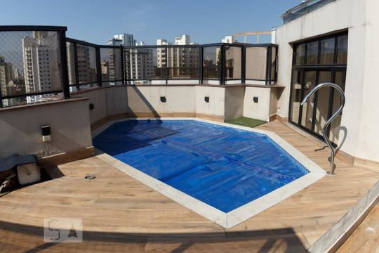 Venda de apartamento na Vila da Saúde com varanda e piscina no condomínio. — Piscina