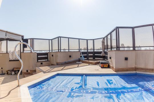 Venda de apartamento na Vila da Saúde com varanda e piscina no condomínio. — Piscina