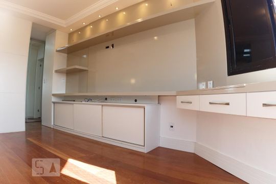 Venda de apartamento na Vila da Saúde com varanda e piscina no condomínio. — Suite