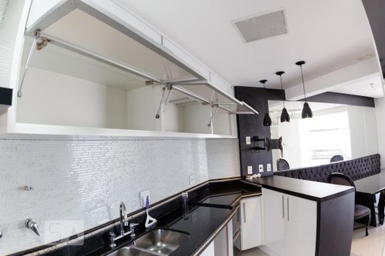 Venda de apartamento na Vila da Saúde com varanda e piscina no condomínio. — Cozinha