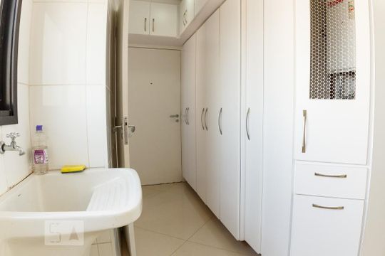 Venda de apartamento na Vila da Saúde com varanda e piscina no condomínio. — Área de Serviço