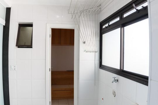 Venda de apartamento na Vila da Saúde com varanda e piscina no condomínio. — Área de Serviço