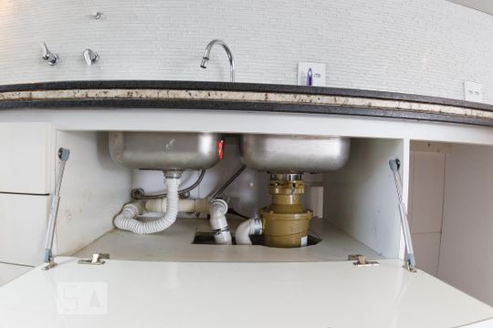 Venda de apartamento na Vila da Saúde com varanda e piscina no condomínio. — Detalhe cozinha