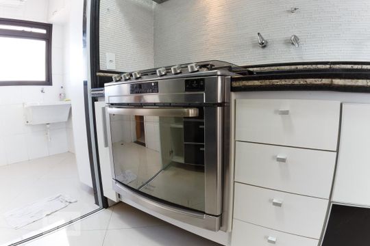 Venda de apartamento na Vila da Saúde com varanda e piscina no condomínio. — Detalhe cozinha