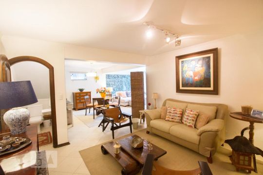 Casa no Brooklin com 2 quartos e piscina no condomínio. Oportunidades para comprar. — Sala Lareira