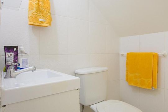 Casa no Brooklin com 2 quartos e piscina no condomínio. Oportunidades para comprar. — Banheiro de Serviço