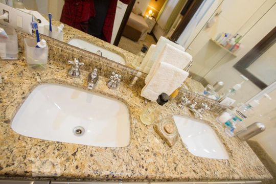 Casa no Brooklin com 2 quartos e piscina no condomínio. Oportunidades para comprar. — Detalhe Banheiro Suíte 1