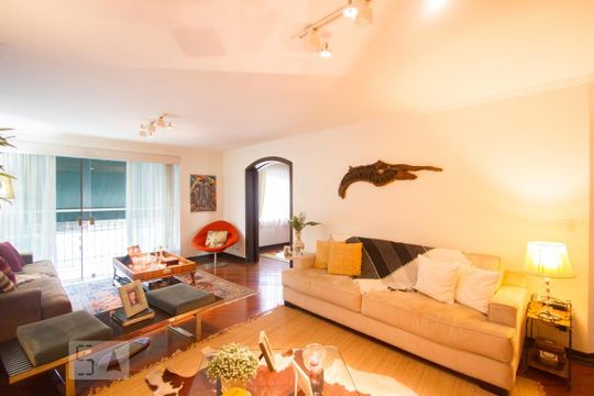Casa no Brooklin com 2 quartos e piscina no condomínio. Oportunidades para comprar. — Sala de Estar