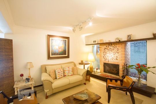 Casa no Brooklin com 2 quartos e piscina no condomínio. Oportunidades para comprar. — Sala Lareira