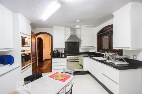 Casa no Brooklin com 2 quartos e piscina no condomínio. Oportunidades para comprar. — Cozinha