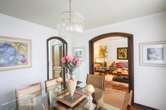 Casa no Brooklin com 2 quartos e piscina no condomínio. Oportunidades para comprar. — Sala de Jantar