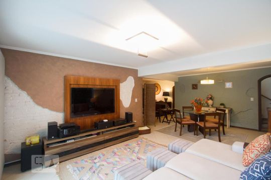 Casa no Brooklin com 2 quartos e piscina no condomínio. Oportunidades para comprar. — Sala de TV
