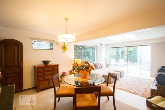 Casa no Brooklin com 2 quartos e piscina no condomínio. Oportunidades para comprar. — Sala de TV