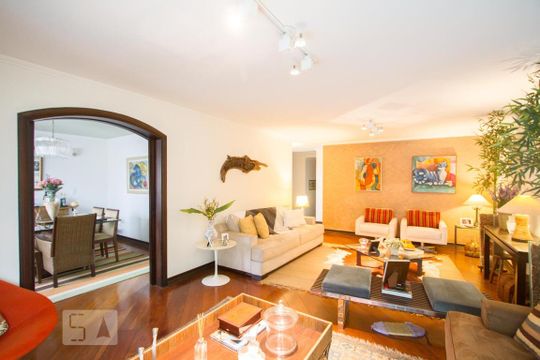Casa no Brooklin com 2 quartos e piscina no condomínio. Oportunidades para comprar. — Sala de Estar