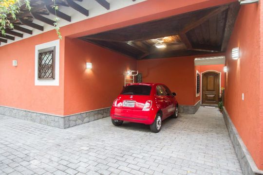 Casa no Brooklin com 2 quartos e piscina no condomínio. Oportunidades para comprar. — Garagem