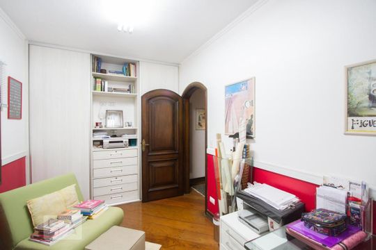 Casa no Brooklin com 2 quartos e piscina no condomínio. Oportunidades para comprar. — Escritório
