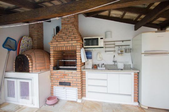 Casa no Brooklin com 2 quartos e piscina no condomínio. Oportunidades para comprar. — Churrasqueira