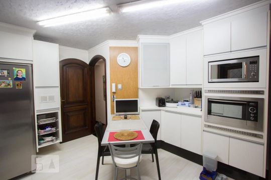 Casa no Brooklin com 2 quartos e piscina no condomínio. Oportunidades para comprar. — Cozinha