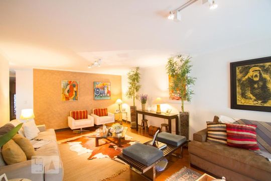 Casa no Brooklin com 2 quartos e piscina no condomínio. Oportunidades para comprar. — Sala de Estar