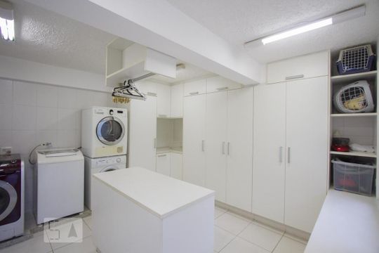 Casa no Brooklin com 2 quartos e piscina no condomínio. Oportunidades para comprar. — Área de Serviço