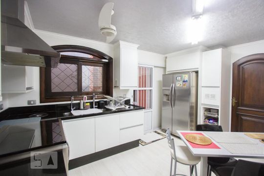 Casa no Brooklin com 2 quartos e piscina no condomínio. Oportunidades para comprar. — Cozinha