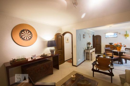 Casa no Brooklin com 2 quartos e piscina no condomínio. Oportunidades para comprar. — Sala Lareira