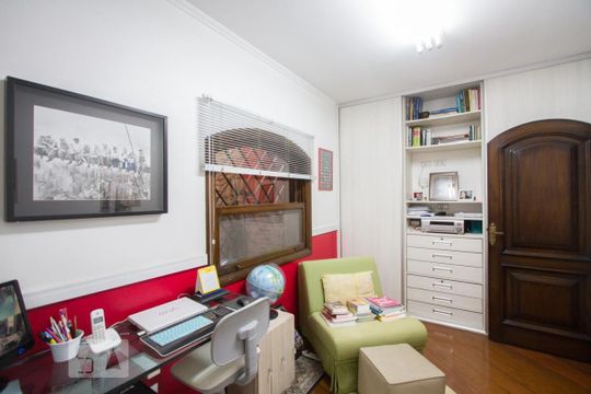 Casa no Brooklin com 2 quartos e piscina no condomínio. Oportunidades para comprar. — Escritório