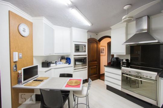 Casa no Brooklin com 2 quartos e piscina no condomínio. Oportunidades para comprar. — Cozinha