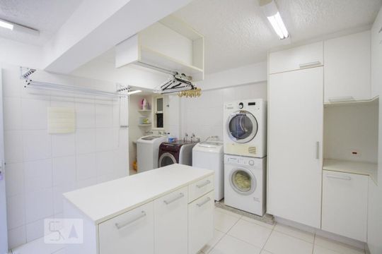 Casa no Brooklin com 2 quartos e piscina no condomínio. Oportunidades para comprar. — Área de Serviço