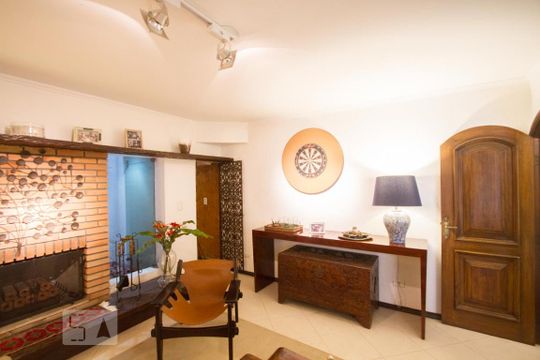 Casa no Brooklin com 2 quartos e piscina no condomínio. Oportunidades para comprar. — Sala Lareira