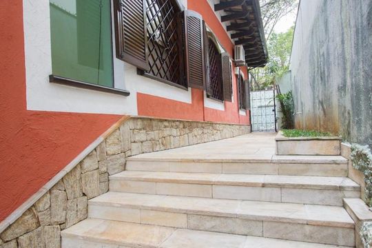 Casa no Brooklin com 2 quartos e piscina no condomínio. Oportunidades para comprar. — Corredor Externo
