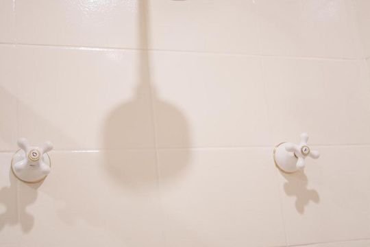 Casa no Brooklin com 2 quartos e piscina no condomínio. Oportunidades para comprar. — Detalhe Banheiro Suíte 2