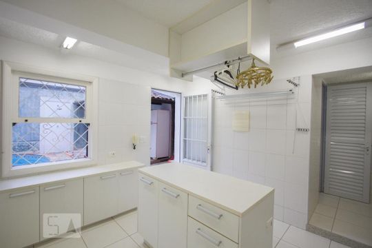 Casa no Brooklin com 2 quartos e piscina no condomínio. Oportunidades para comprar. — Área de Serviço