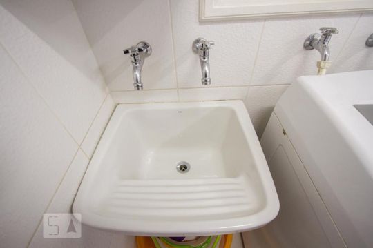 Casa no Brooklin com 2 quartos e piscina no condomínio. Oportunidades para comprar. — Detalhe Banheiro de Serviço