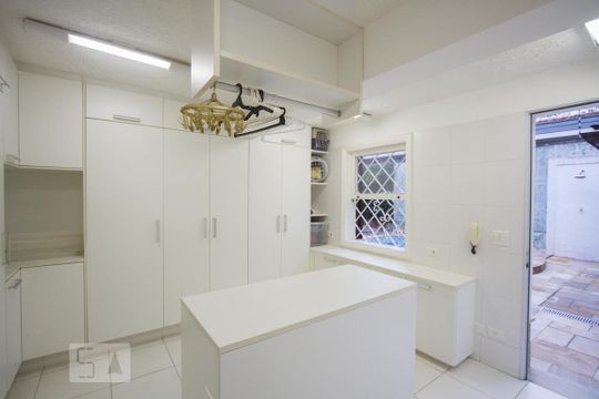 Casa no Brooklin com 2 quartos e piscina no condomínio. Oportunidades para comprar. — Área de Serviço