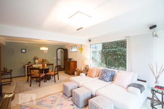 Casa no Brooklin com 2 quartos e piscina no condomínio. Oportunidades para comprar. — Sala de TV