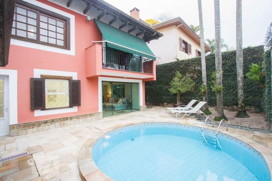 Casa no Brooklin com 2 quartos e piscina no condomínio. Oportunidades para comprar. — Piscina