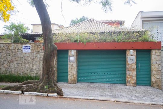 Casa no Brooklin com 2 quartos e piscina no condomínio. Oportunidades para comprar. — Fachada