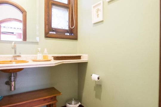 Casa no Brooklin com 2 quartos e piscina no condomínio. Oportunidades para comprar. — Lavabo