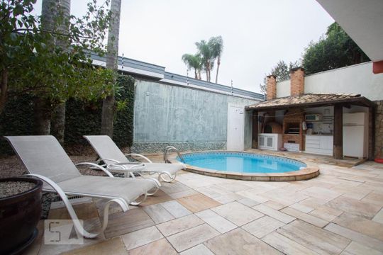 Casa no Brooklin com 2 quartos e piscina no condomínio. Oportunidades para comprar. — Piscina