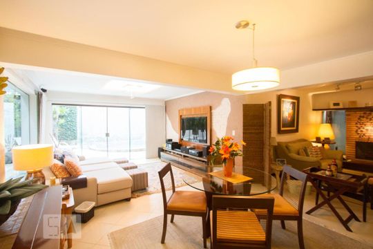 Casa no Brooklin com 2 quartos e piscina no condomínio. Oportunidades para comprar. — Sala de TV