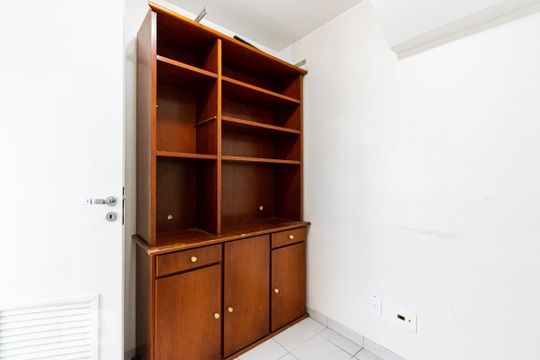 Apartamento para comprar com 3 quartos, piscina e jardim. Venda disponível. Aproveite essa oportunidade! — Quarto de Serviço