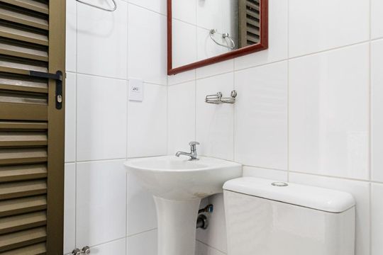 Apartamento para comprar com 3 quartos, piscina e jardim. Venda disponível. Aproveite essa oportunidade! — Banheiro de Serviço