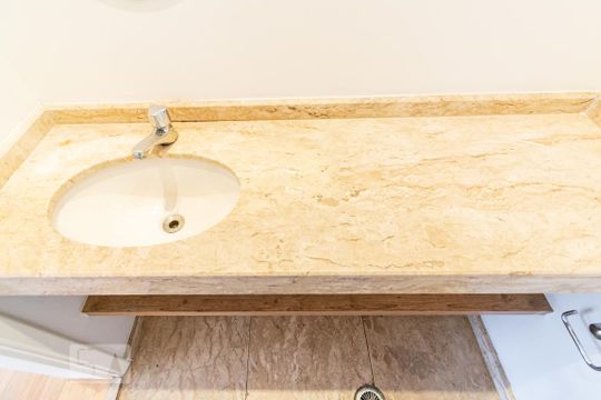 Apartamento para comprar com 3 quartos, piscina e jardim. Venda disponível. Aproveite essa oportunidade! — Lavabo