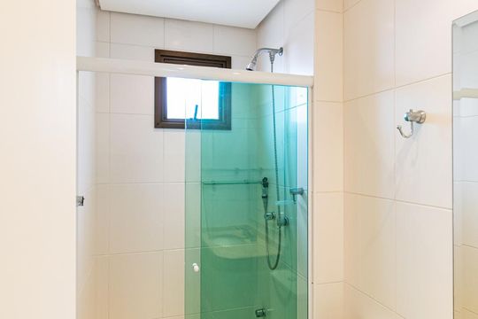 Apartamento para comprar com 3 quartos, piscina e jardim. Venda disponível. Aproveite essa oportunidade! — Banheiro da Suíte 2