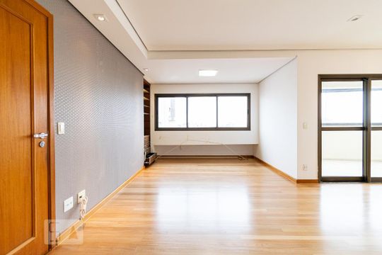Apartamento para comprar com 3 quartos, piscina e jardim. Venda disponível. Aproveite essa oportunidade! — Sala